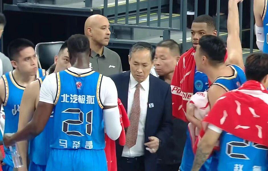 华体会正版下载-北京男篮翟晓川受伤 麦考尔崔永熙一对一特训 北控朱松玮阶段报销